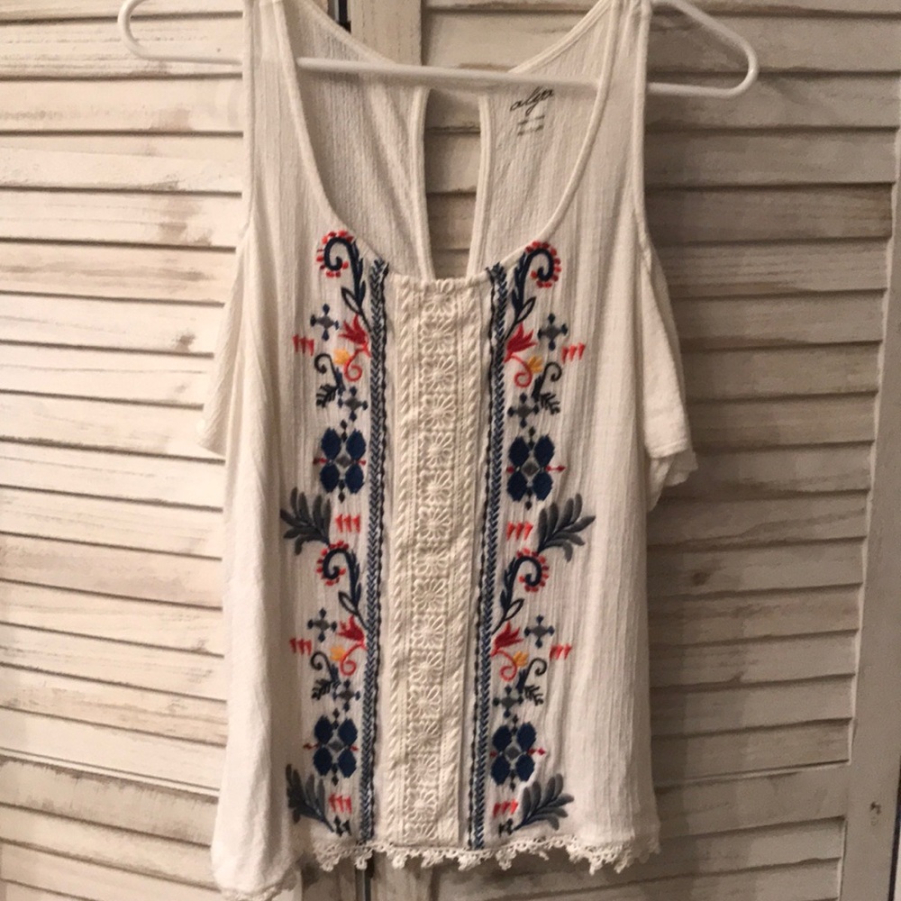 Cold shoulder embroidered top 🌺